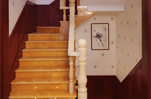 新干中式别墅室内汉白玉石楼梯的定制安装装饰效果